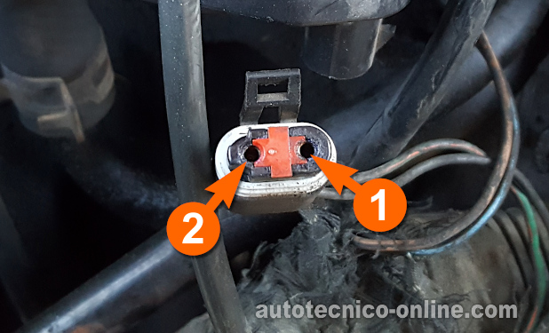 Verificando Que La Bobina De Encendido Esté Recibiendo 12 Voltios. Cómo Probar El Sistema De Encendido (1993, 1994, 1995 2.5L Dodge Caravan y Plymouth Voyager)