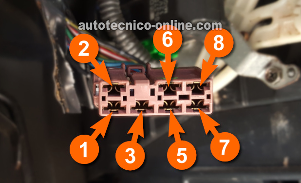 Verificando Que La Terminal N.° 1 Esté Recibiendo 12 Voltios. Cómo Probar El PGM-FI Main Relay (1992, 1993, 1994, 1995 1.5L Honda Civic y Honda Civic Del Sol)
