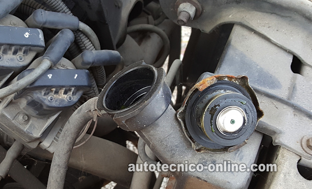 Cómo Probar Un Empaque De Cabeza Quemado. Gases De Escape Saliendo Disparados Del Radiador (1989, 1990, 1991, 1992, 1993 3.3L V6 Buick Century, Skylark, 3.3L V6 Oldsmobile Achieva, Calais, Cutlass Ciera)